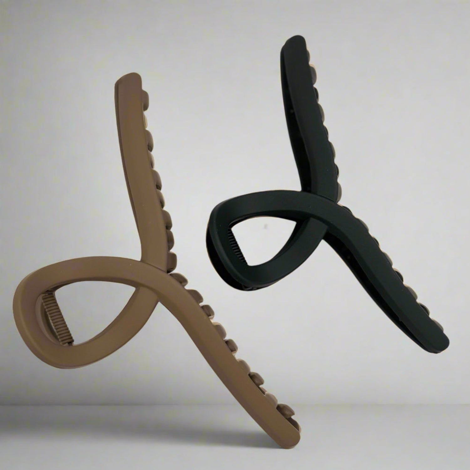 Matt Crossing Loop Hair Clip