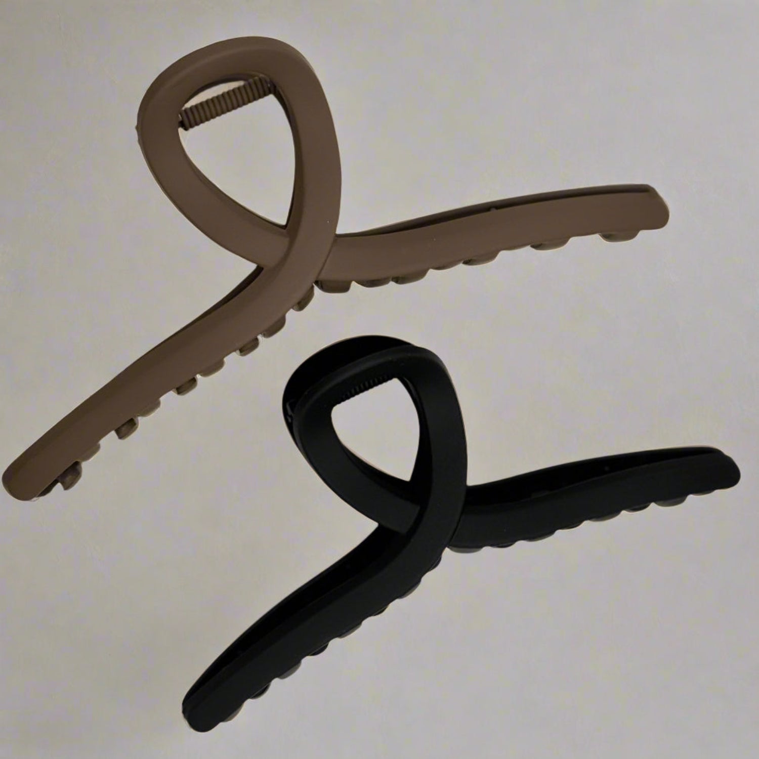 Matt Crossing Loop Hair Clip